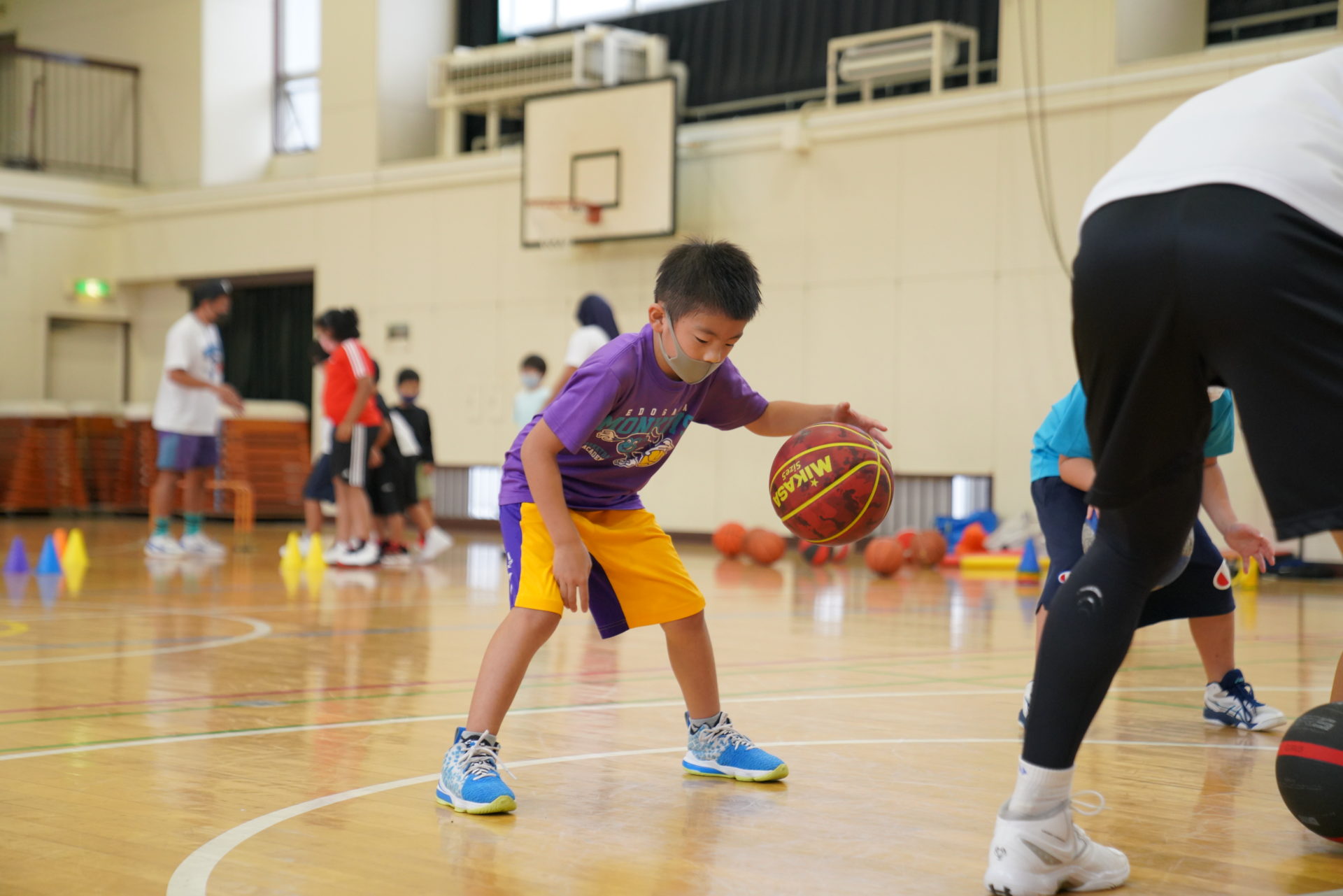 バスケットボールでドリブル練習中の男の子